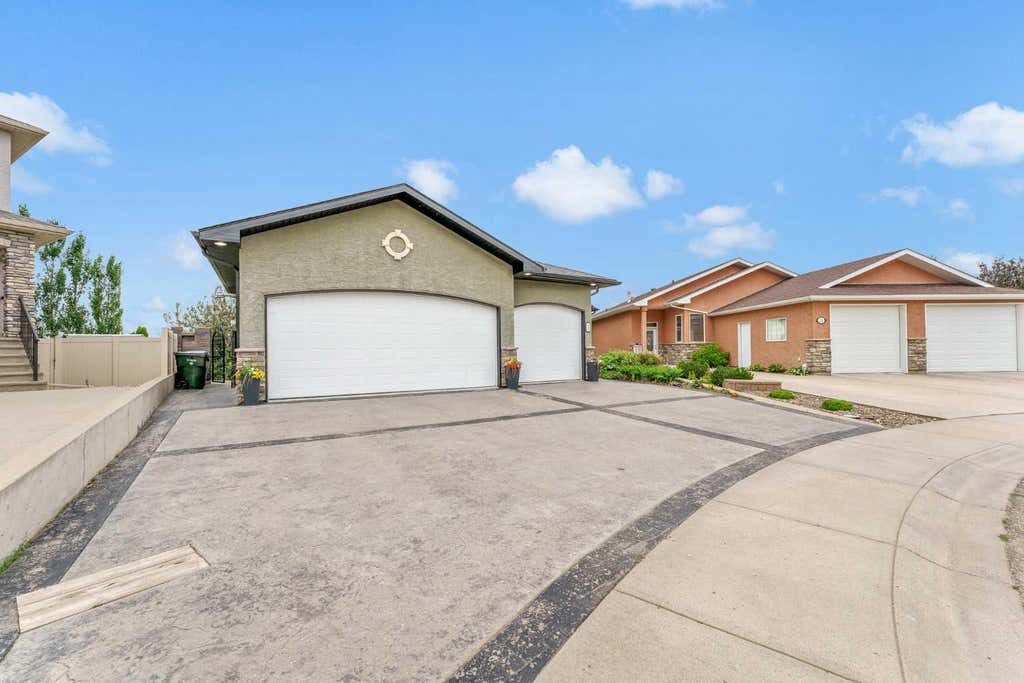 Photo of 28 Sierra Close SW, Medicine Hat, AB T1B 0A8 (MLS # A2324912)