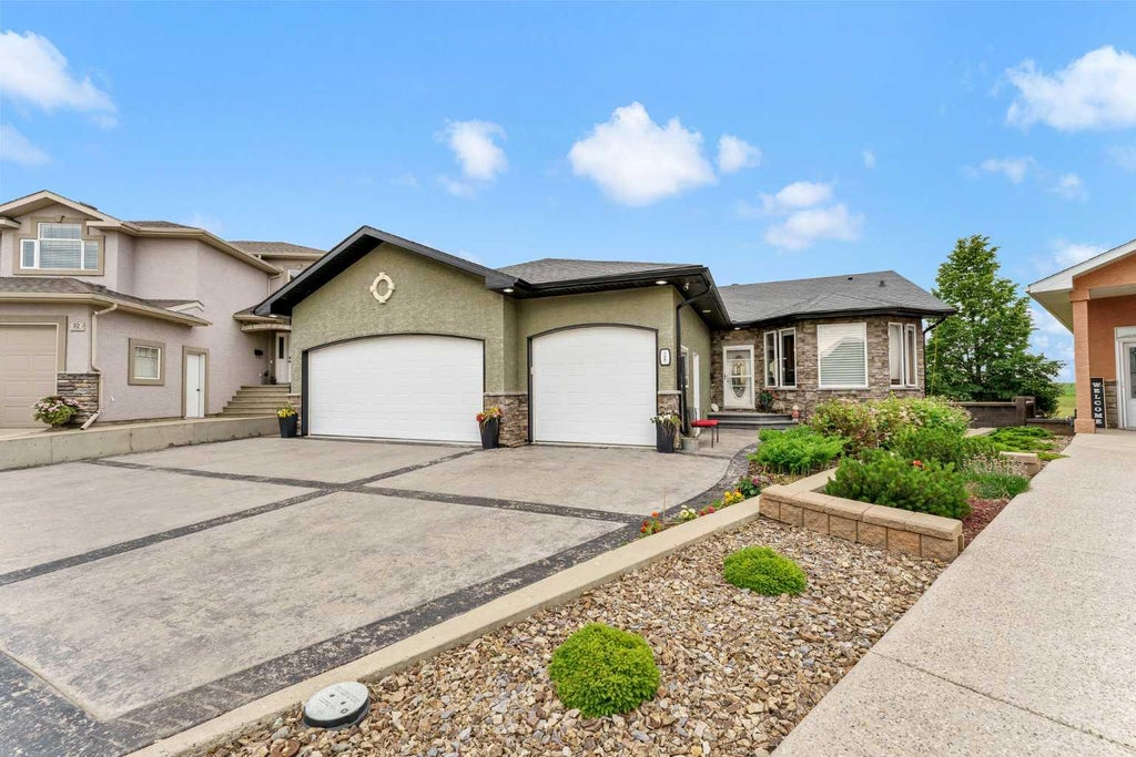Photo of 28 Sierra Close SW, Medicine Hat, AB T1B 0A8 (MLS # A2324912)