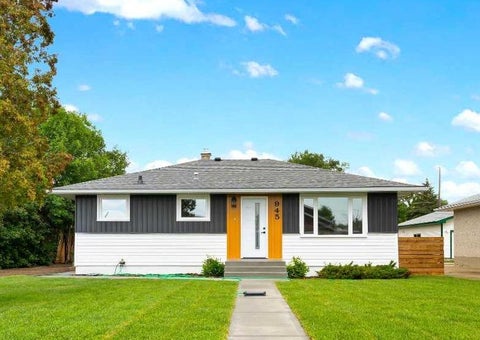 Photo of 945 Parker Avenue NW, Medicine Hat, AB T1A 6W7 (MLS # A2332321)
