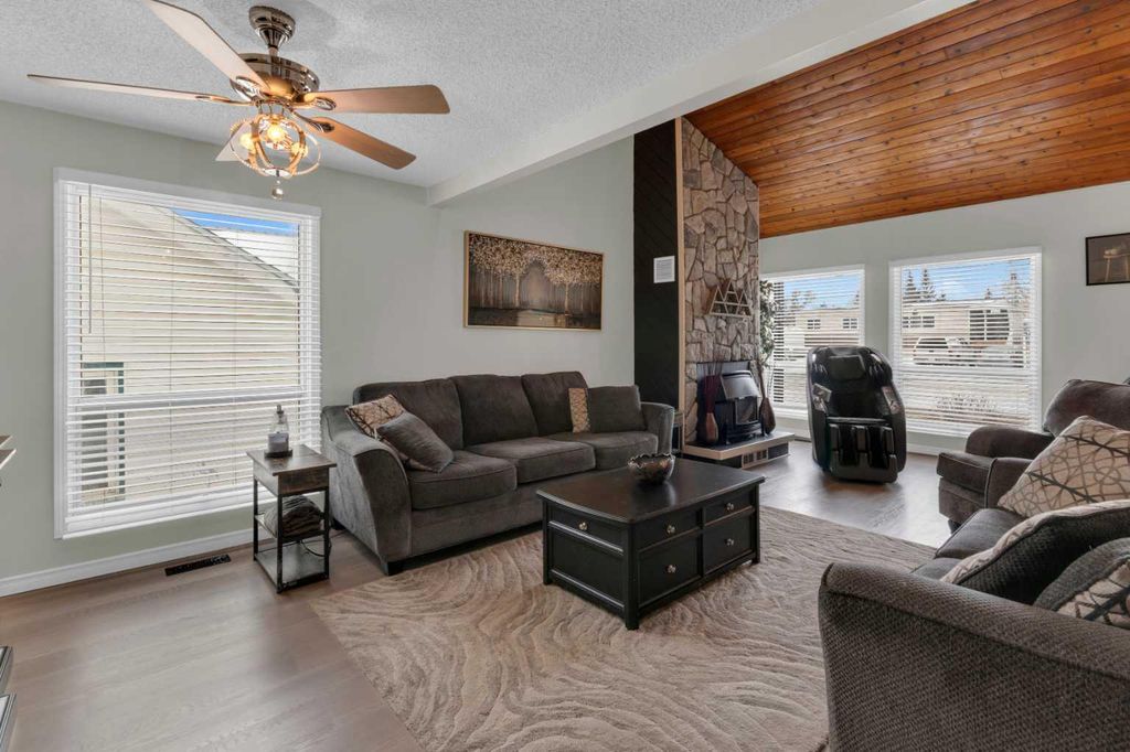 Photo of 415 Bruce Avenue, Carbon, AB T0M 0L0 (MLS # A2290647)