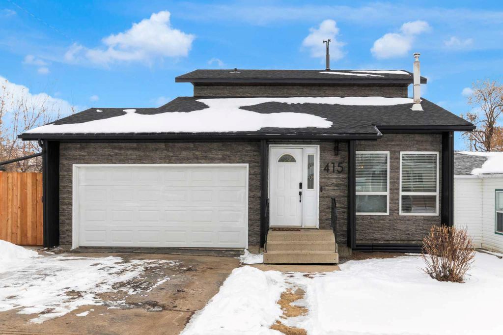 Photo of 415 Bruce Avenue, Carbon, AB T0M 0L0 (MLS # A2290647)