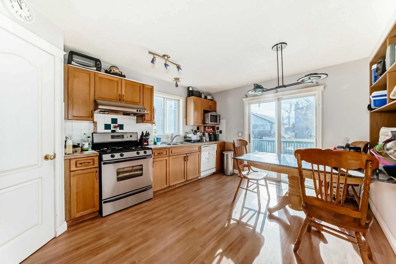 215 Appleglen Park SE