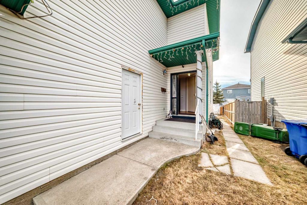 Photo of 215 Appleglen Park SE, Calgary, AB T2A 7V9 (MLS # A2286547)