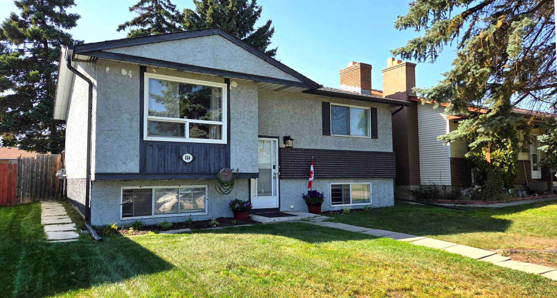 884 Rundlecairn Way NE