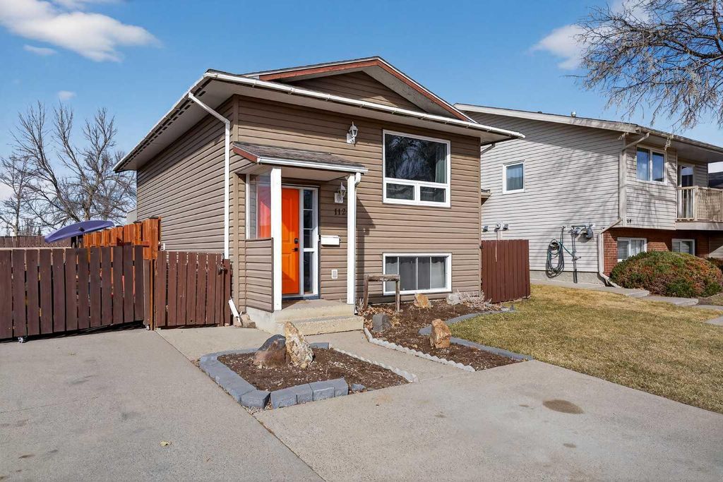 Photo of 112 Iroquois Crescent W, Lethbridge, AB T1K 5J4 (MLS # A2287594)