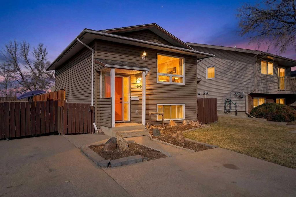 Photo of 112 Iroquois Crescent W, Lethbridge, AB T1K 5J4 (MLS # A2287594)