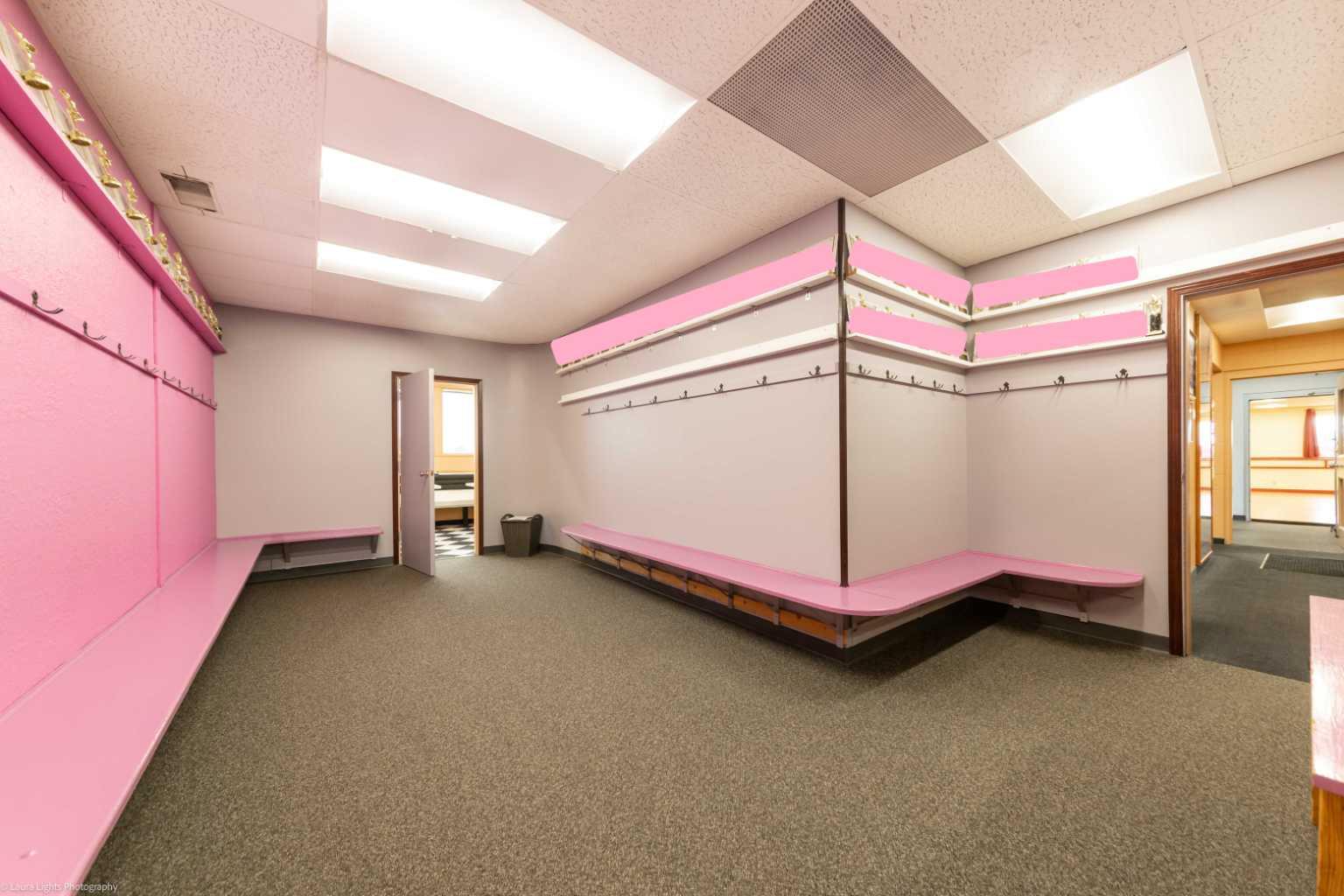 5720 44 Street Top Floor, South East Pt.