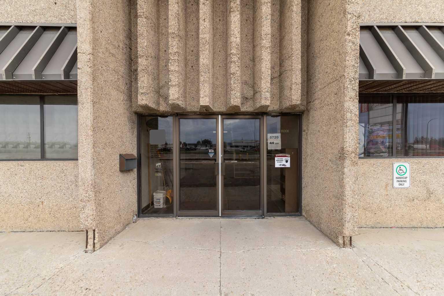 5720 44 Street Top Floor, South East Pt.