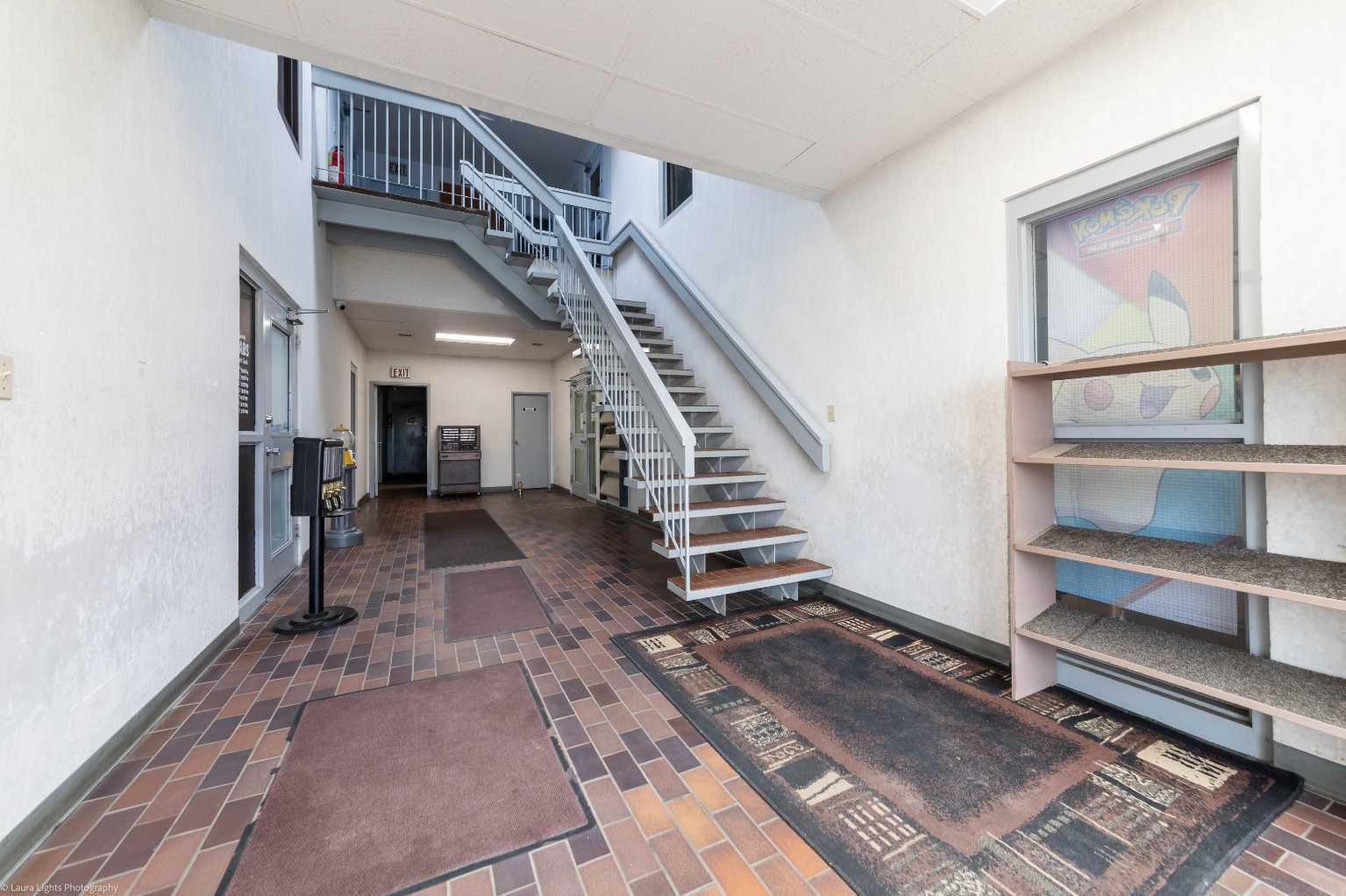 5720 44 Street Top Floor, South East Pt.