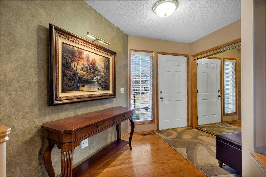 123 Valley Glen Bay NW