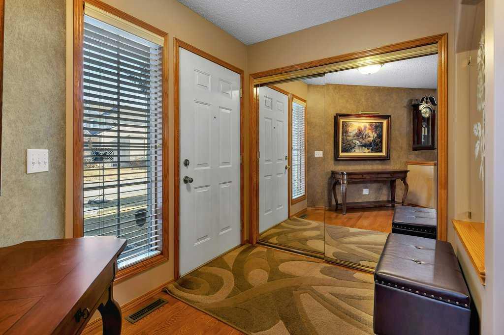 123 Valley Glen Bay NW