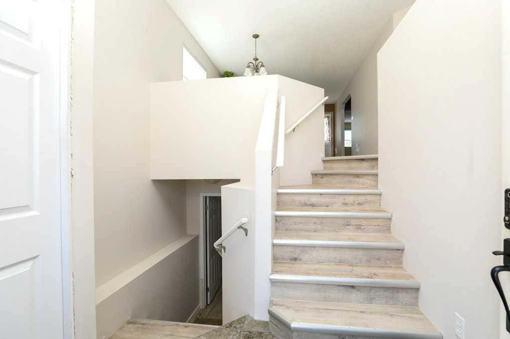 Photo of 644 Aberdeen Crescent W, Lethbridge, AB T1J 5A9 (MLS # A2326542)