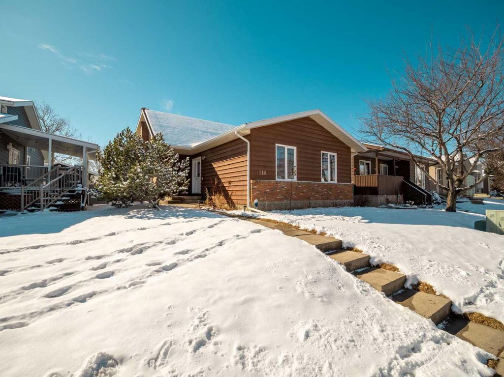 Photo of 210 Jerry Potts Boulevard W, Lethbridge, AB T1K 6H1 (MLS # A2291548)