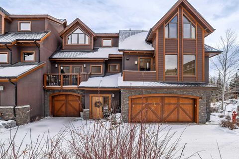 22 Streamside Lane Canmore AB T1W 0J2