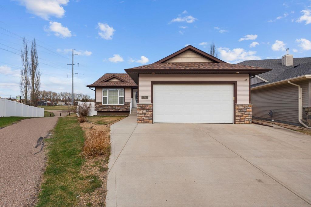 Photo of 64 ISBISTER Close, Red Deer, AB T4R 0B9 (MLS # A2308863)