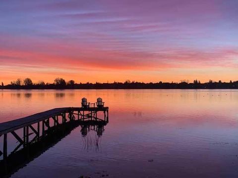 732 West Chestermere Drive Chestermere AB T1X 1B5