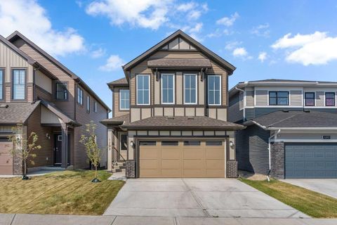 1209 Chinook Gate Bay SW Airdrie AB T4B 5J2
