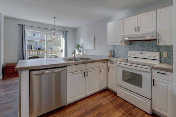 124 Stonegate Close NW