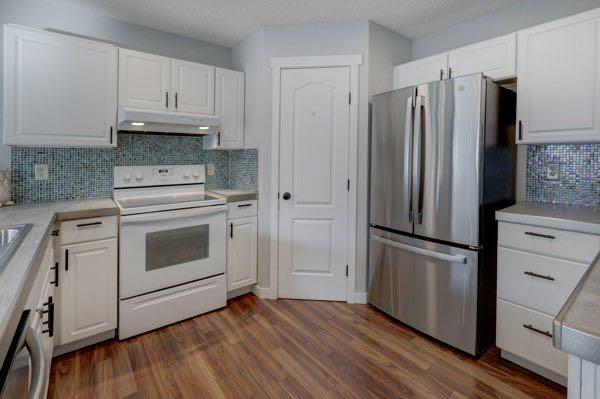 124 Stonegate Close NW