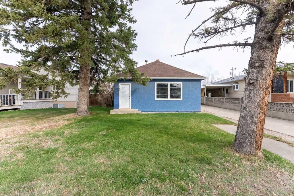 Photo of 448 Crescent Avenue, Picture Butte, AB T0K 1V0 (MLS # A2303796)