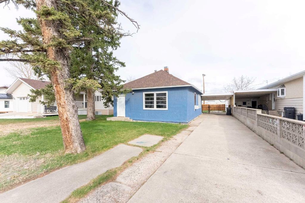 Photo of 448 Crescent Avenue, Picture Butte, AB T0K 1V0 (MLS # A2303796)