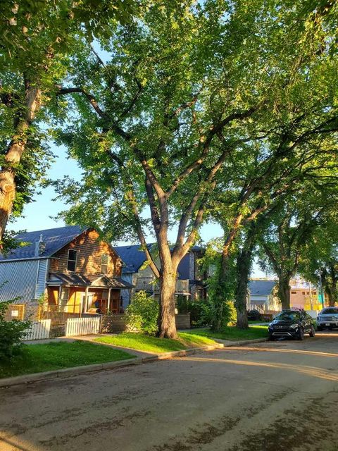 512 8 Street NE Calgary AB T2E 4H2