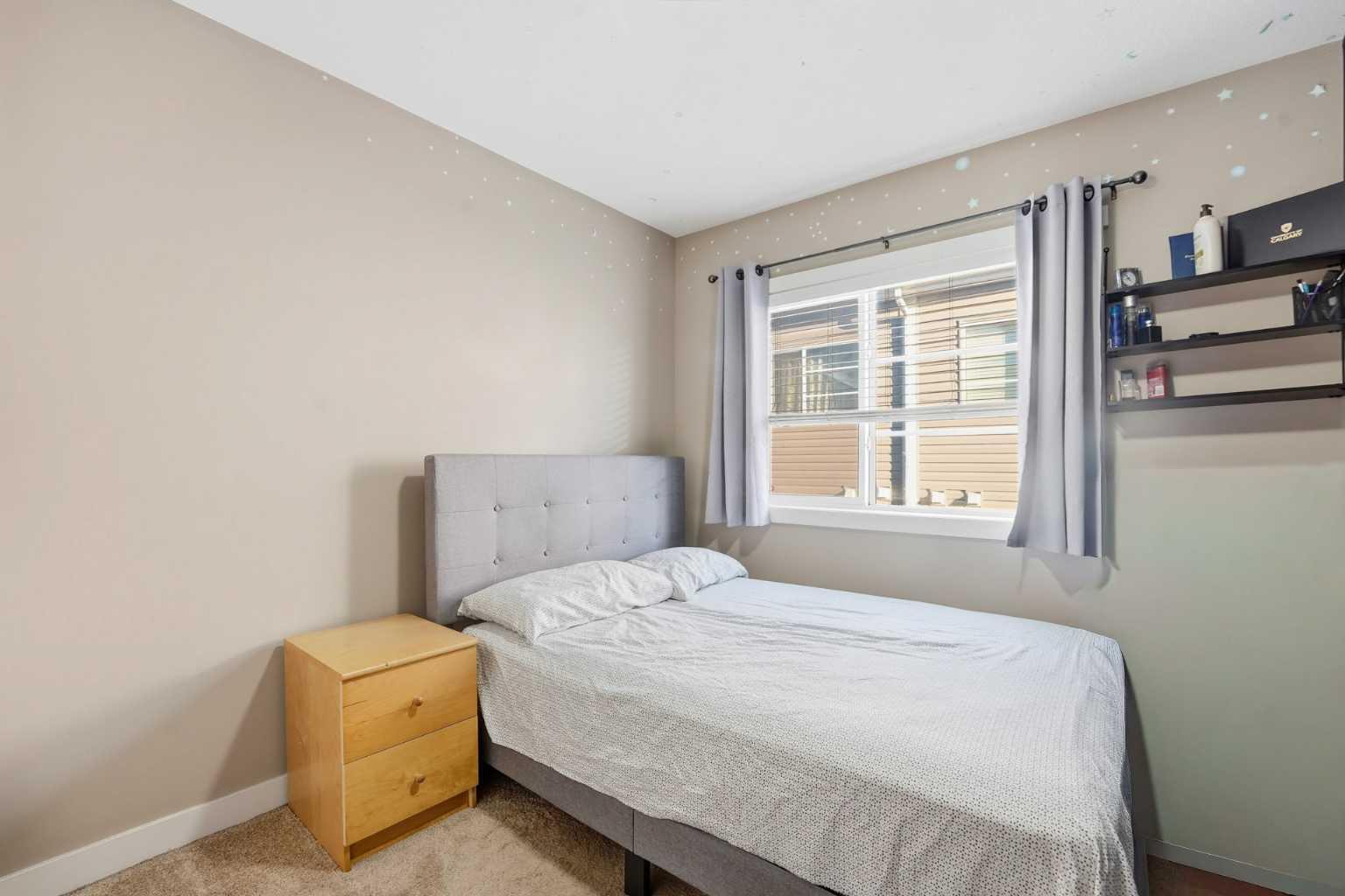 427 Redstone View NE