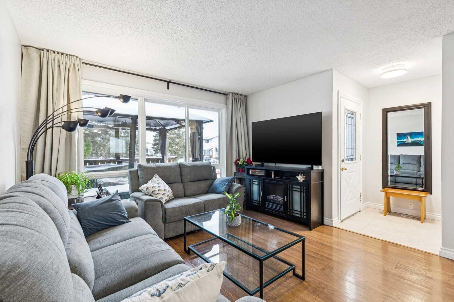 42 Cedarwood Hill SW