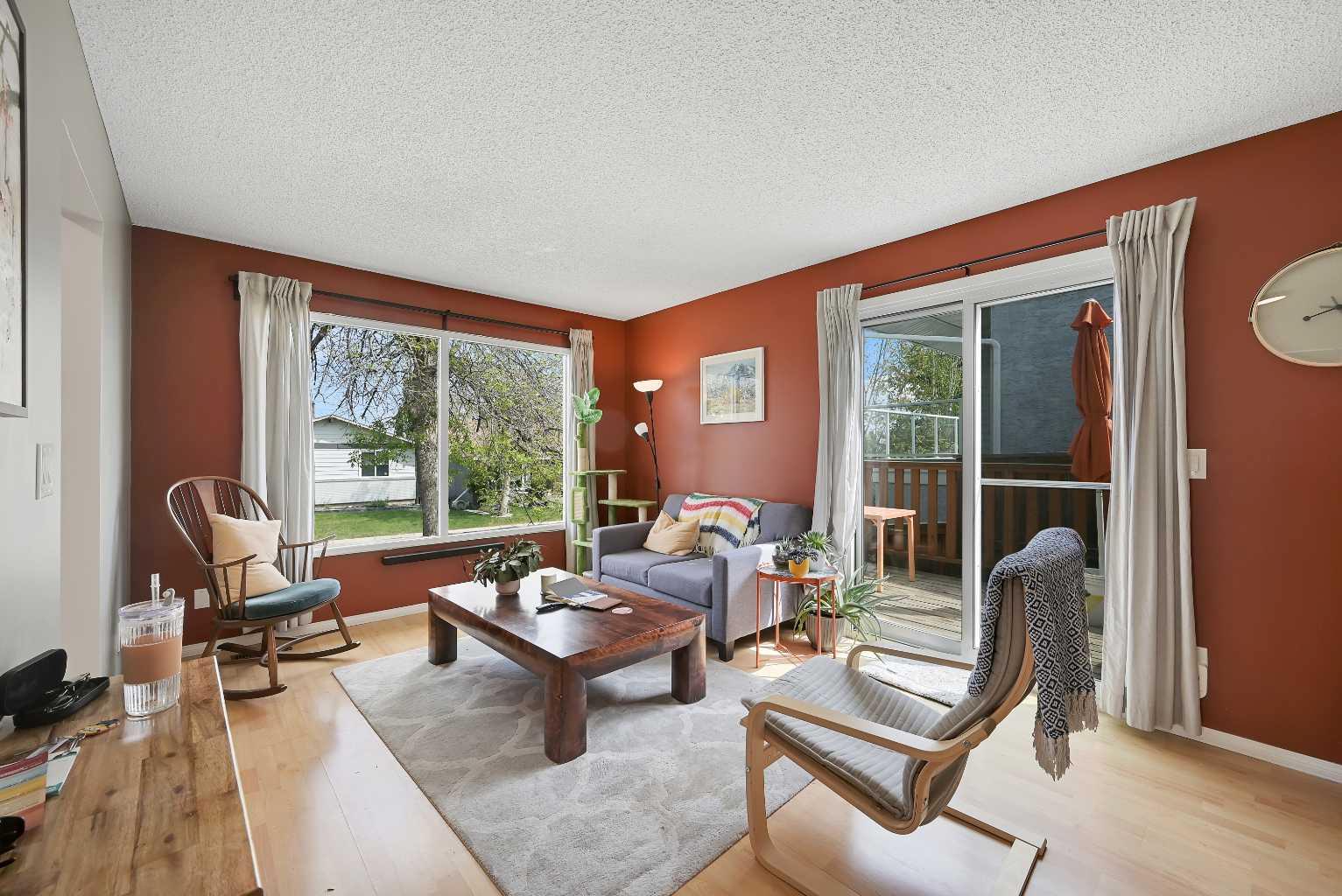 160 Strathcona Close SW