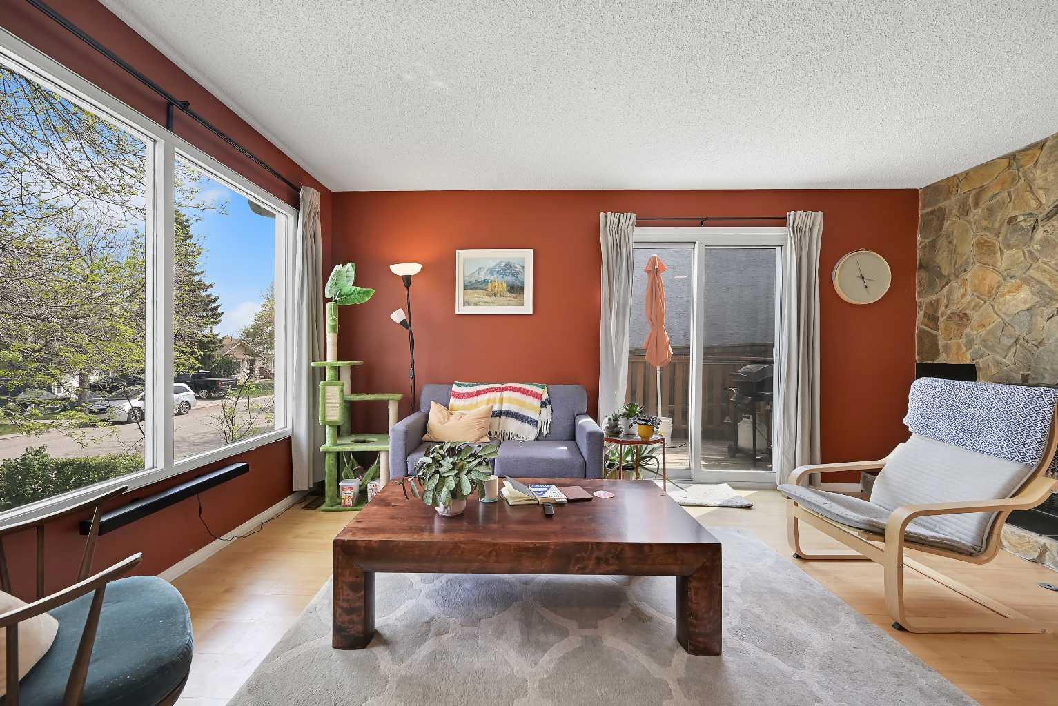 160 Strathcona Close SW