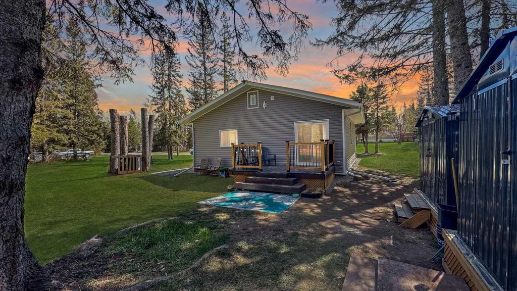 Photo of 968 1 Avenue NE, Sundre, AB T0M 1X0 (MLS # A2312697)