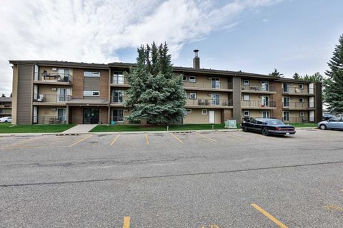 Photo of 405 Columbia Boulevard W #201, Lethbridge, AB T1K 5R8 (MLS # A2320130)