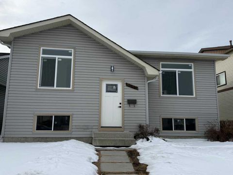 6463 68 Street NE Calgary AB T3J 2H7