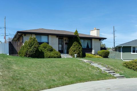 Photo of 1132 Hunterston Hill NW, Calgary, AB T2K 4N8 (MLS # A2310573)