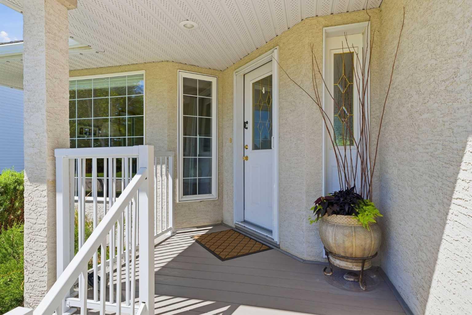 27 Strathmore Lakes Crescent