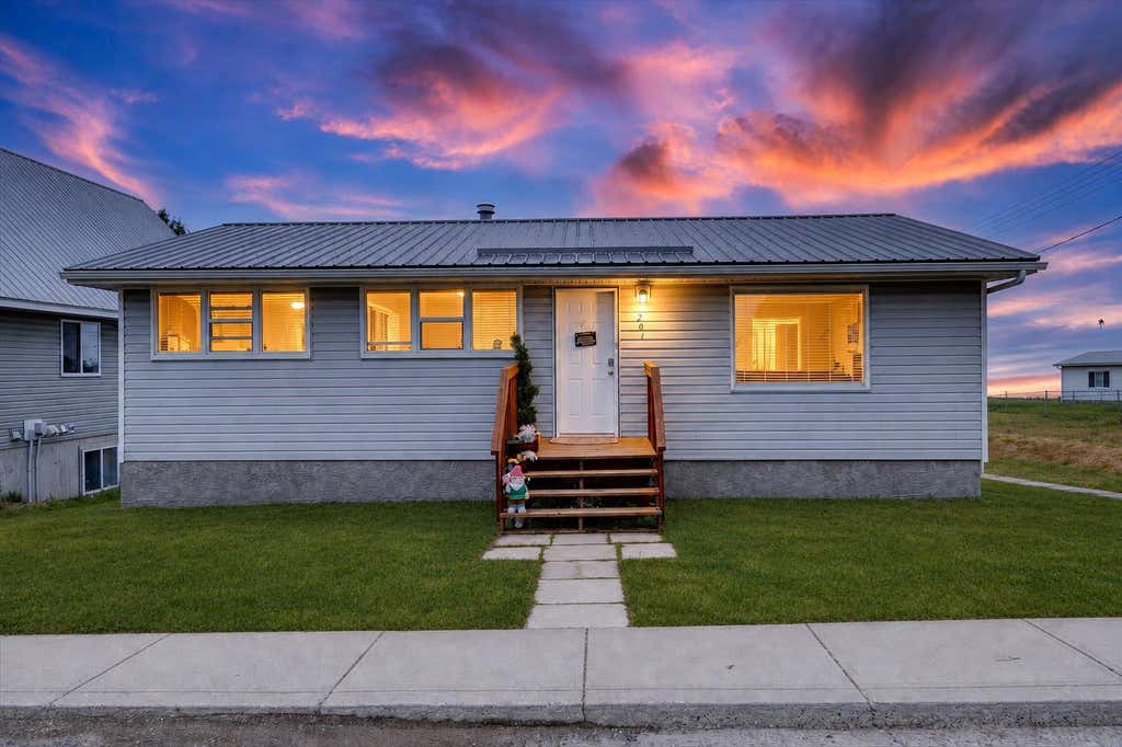 Photo of 201 1 Avenue, Torrington, AB T0M 2B0 (MLS # A2334993)