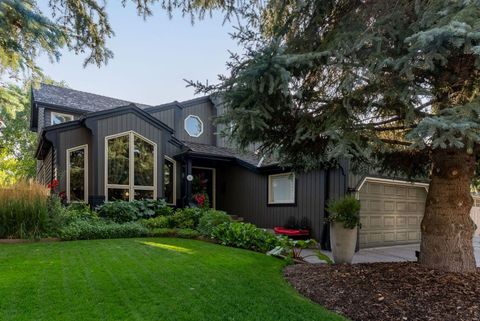 Photo of 51 Woodridge Close SW, Calgary, AB T2W 5M2 (MLS # A2313117)