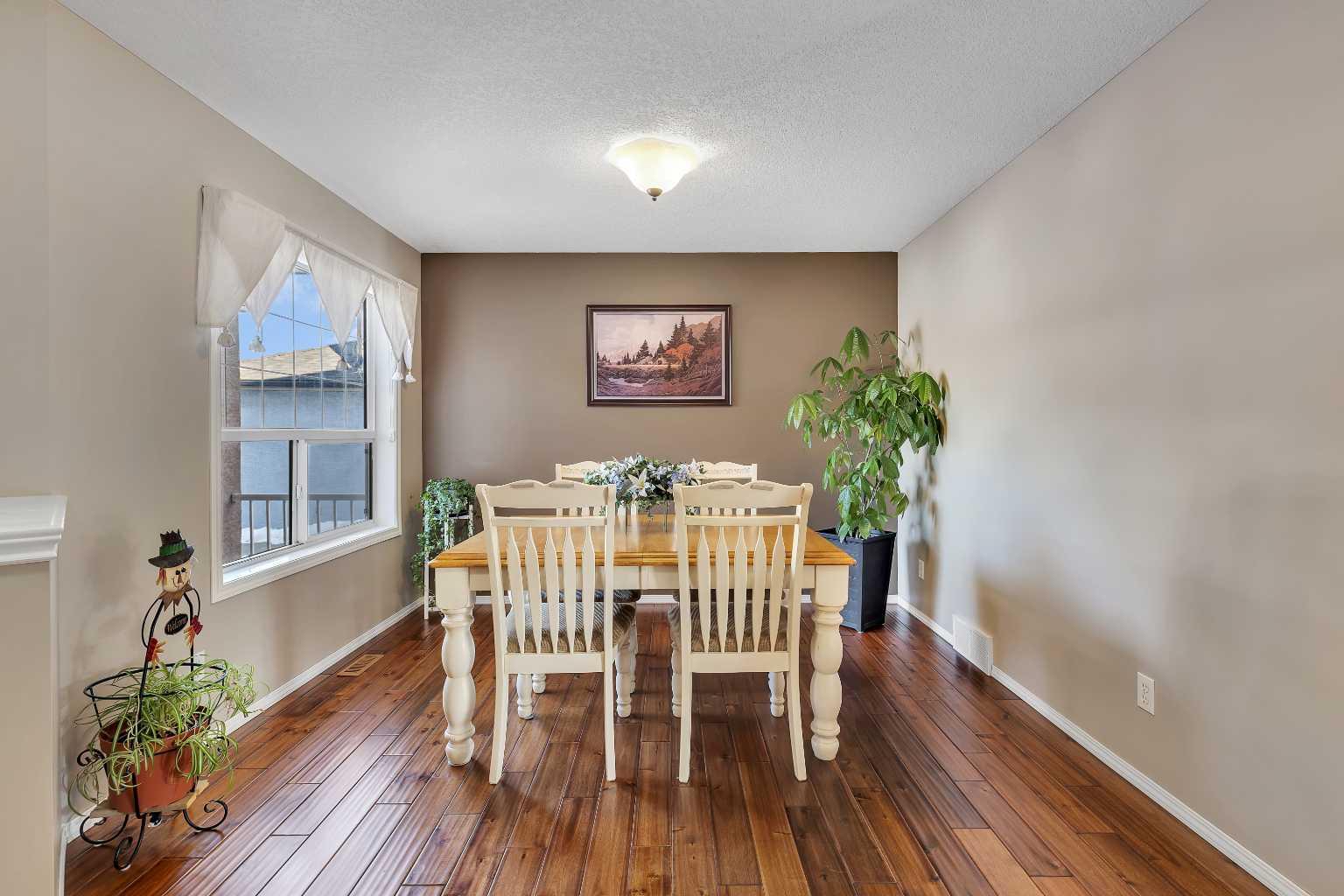 153 Harvest Grove Close NE