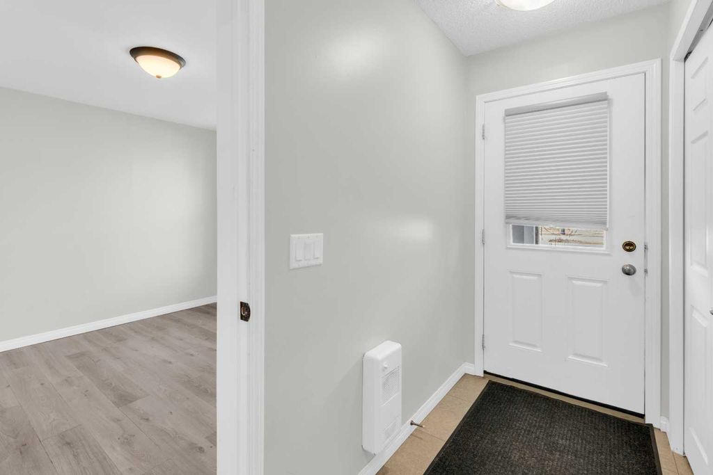 Photo of 140 Sundown Road, Cochrane, AB T4C 2M5 (MLS # A2306412)