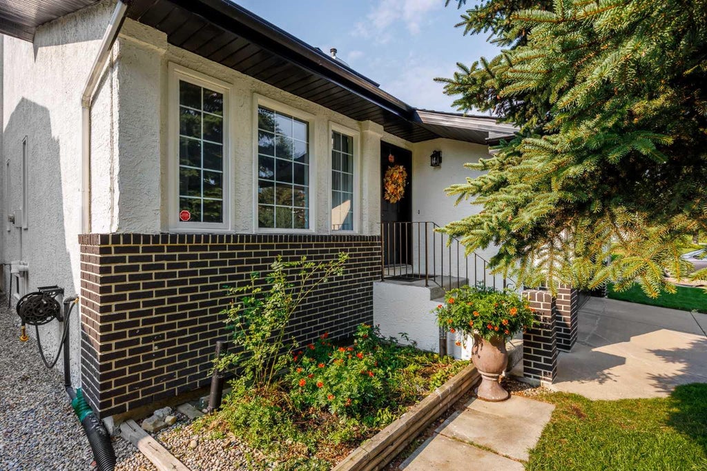 Photo of 52 Shawnee Way SW, Calgary, AB T2Y 2V4 (MLS # A2348171)