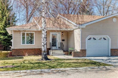 16 Vandoos Gardens NW Calgary AB T3A 4W4