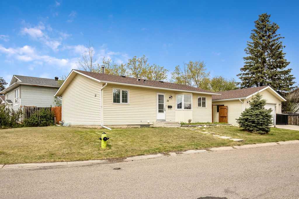 31 Castleglen Crescent NE