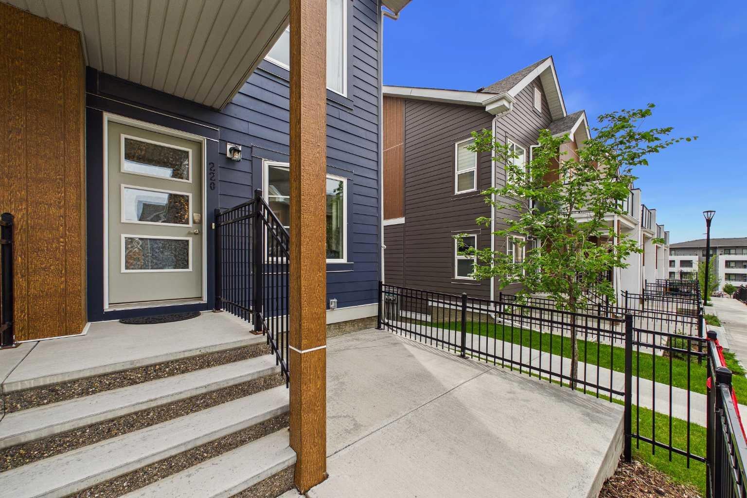 220 Livingston Common NE