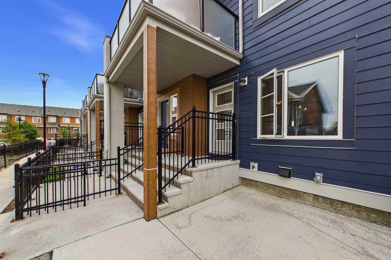 220 Livingston Common NE