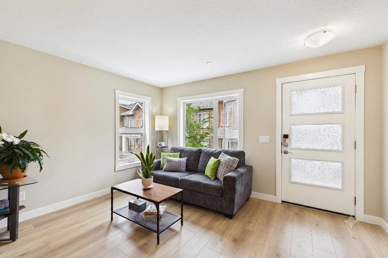 220 Livingston Common NE
