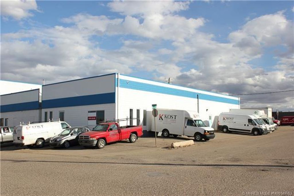 Photo of 677 14 Street SW, Medicine Hat, AB T1A 4V5 (MLS # A2293450)