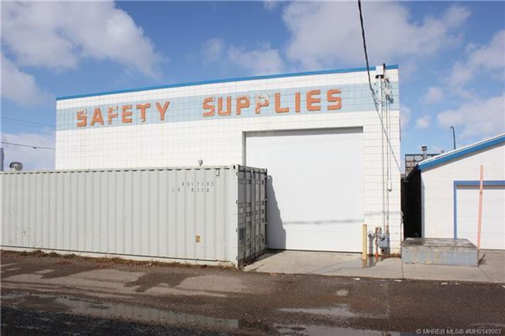 Photo of 677 14 Street SW, Medicine Hat, AB T1A 4V5 (MLS # A2293450)