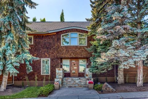 1403 Beverley Place SW Calgary AB T2V 2C7