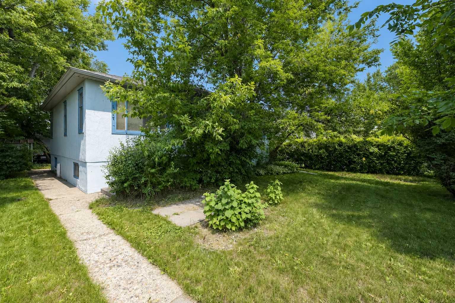 1917 Mountview Crescent NE