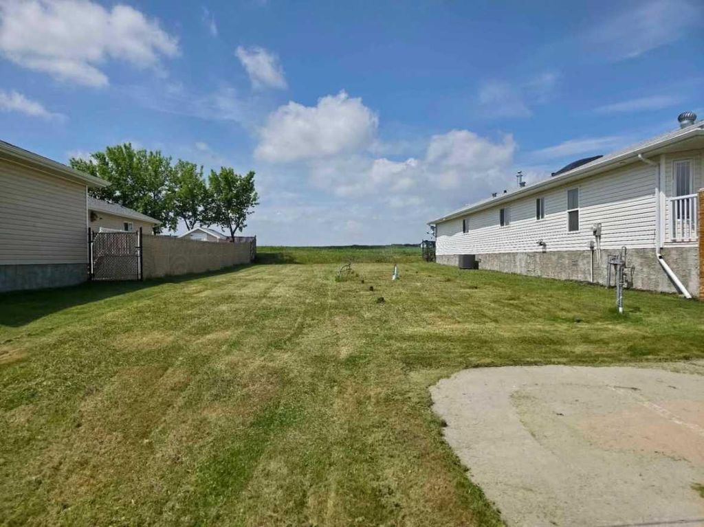 Photo of 12 Baywood Place #12, Sylvan Lake, AB T4S 0A7 (MLS # A2314866)